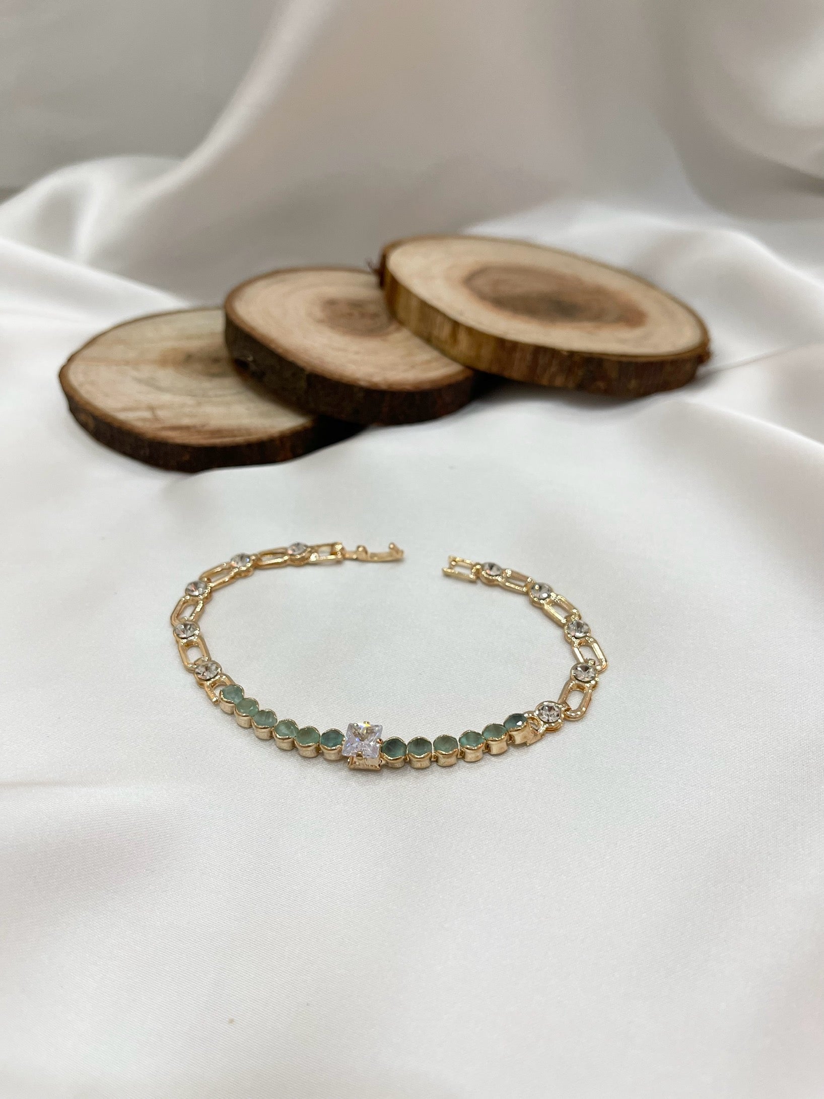 Saga Green Minimal Bracelet - Shopeology