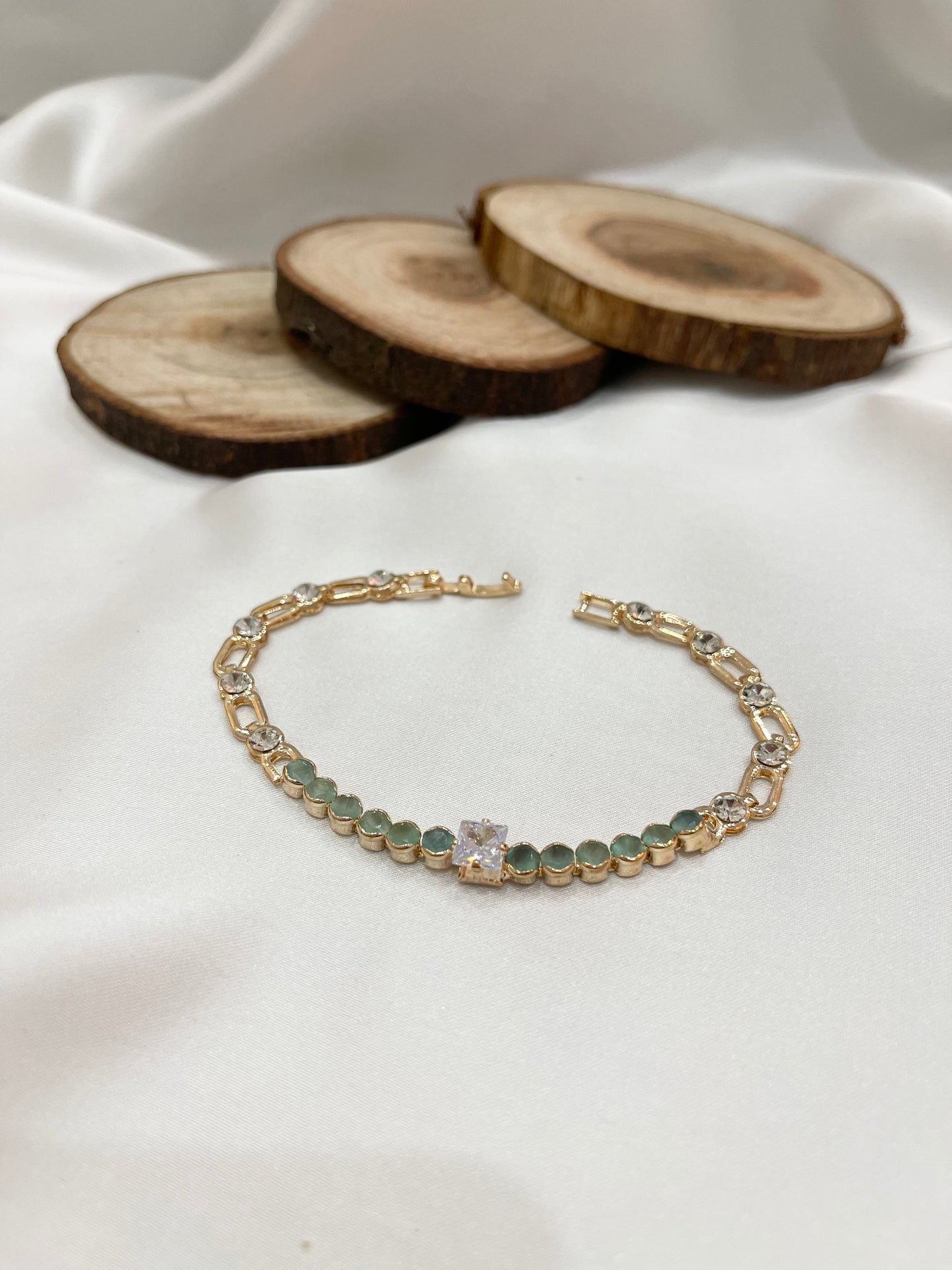 Saga Green Minimal Bracelet - Shopeology